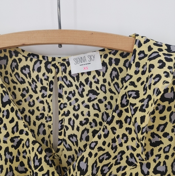 Sienna Sky | cropped blouse - Picture 3 of 4